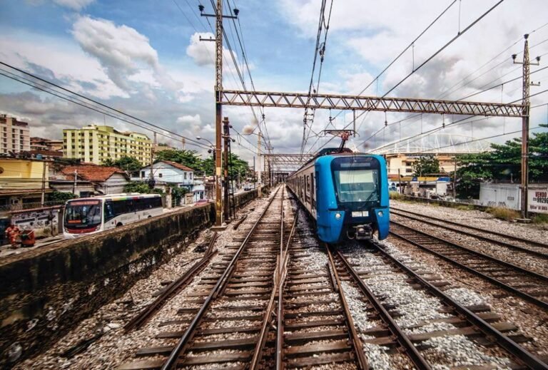 Tiroteio fecha estações e impacta circulação de trens no Rio