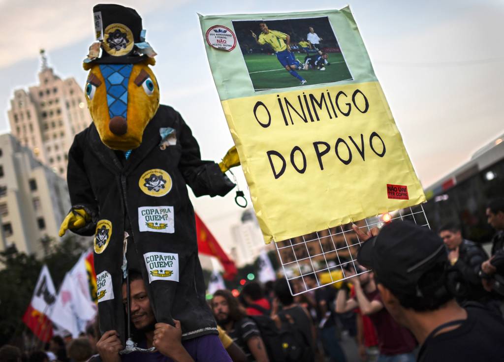 “VAI TER?” - Fuleco, o tatu-bola de 2014: engolido pelos protestos contra tudo