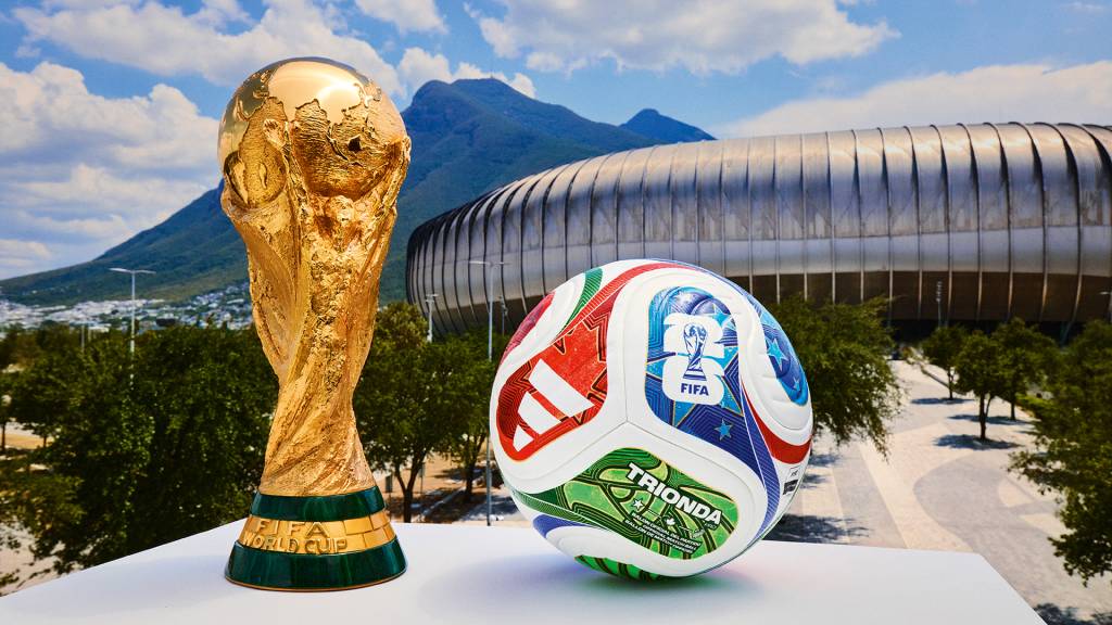 MARKETING - A bola oficial, chamada Trionda: com as cores de cada país