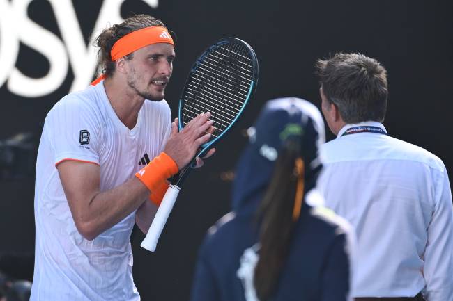 2026 Australian Open – Day 13 MELBOURNE, AUSTRALIA - JANUARY 30: Alexander Zverev of Germany talks to the Grand Slam Supervisor Andreas Egli in the Men's Singles Semifinal match against Carlos Alcaraz of Spain during day 13 of the 2026 Australian Open at Melbourne Park on January 30, 2026 in Melbourne, Australia. (Photo by Quinn Rooney/Getty Images)
