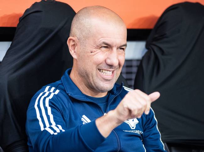 SAO PAULO, BRAZIL - DECEMBER 14: Head Coach of Cruzeio, Leonardo Jardim gestures prior to the Copa do Brasil Semi-final Second Leg match between Corinthians and Cruzeiro at Arena Corinthians on December 14, 2025 in Sao Paulo, Brazil. (Photo by Riquelve Nata/Sports Press Photo/Getty Images)